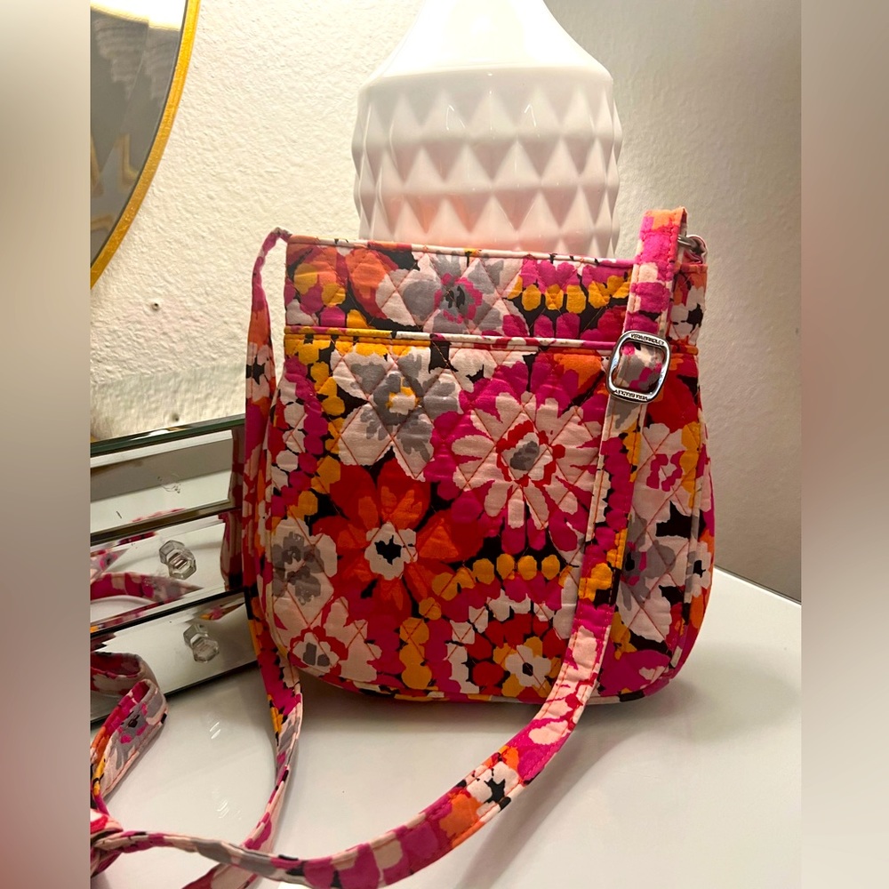 💕Pretty Vera Bradley Purse with adjustable strap